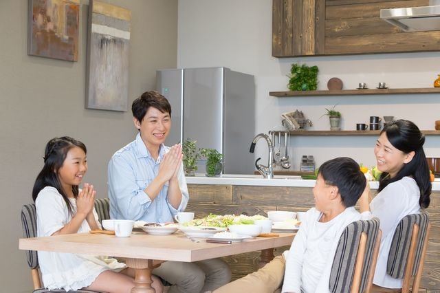 家族で食後に団らん